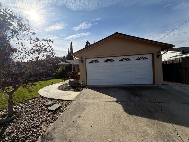 Building Photo - Beautiful Fremont Home for Rent – Prime Location