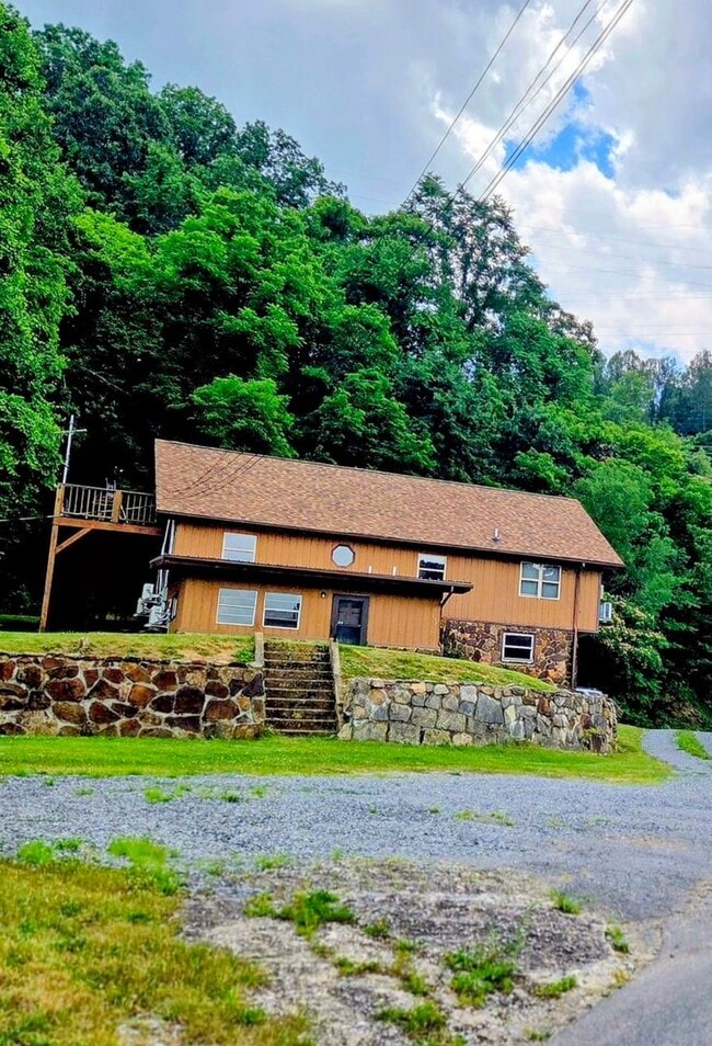 Building Photo - 2 Bedroom / 1 Bath chalet style Mtn Retreat duplex