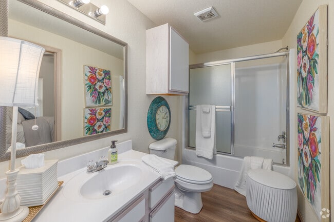 Custom Deluxe III 2BR, 2BA - 1,093SF - Primary Bathroom