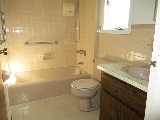 Photo - 88 Feronia Wy Unit 1A