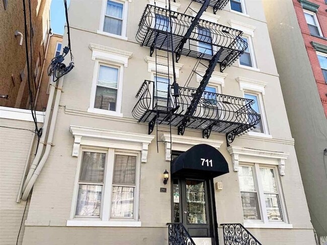 Building Photo - 711 Willow Ave Unit 5C