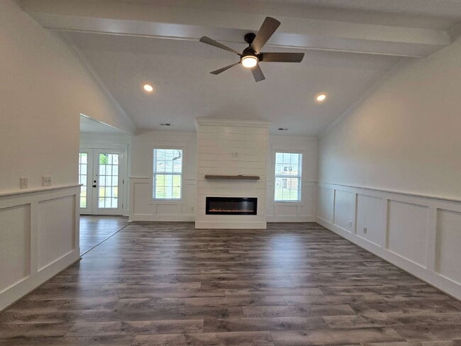 Photo - "Charming 3-Bedroom Retreat with Granite Finishes & Cozy Fireplace in Jacksonville!"