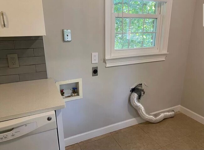 Laundry connection - 1732 Monroe Dr NE Unit A