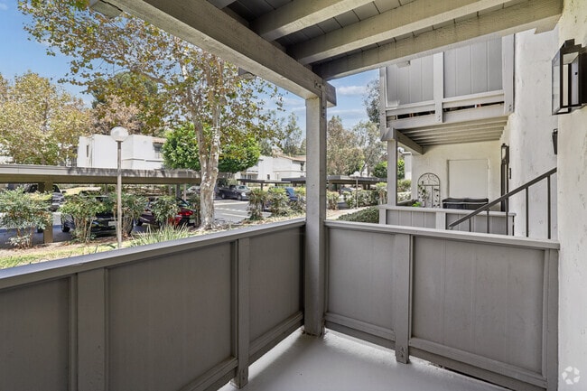 2BR, 2BA - 962SF - Balcony