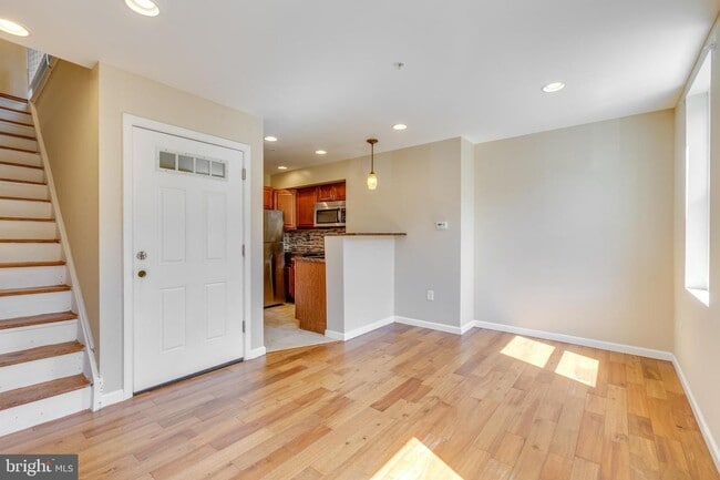 Building Photo - 662 N 33rd St Unit 3