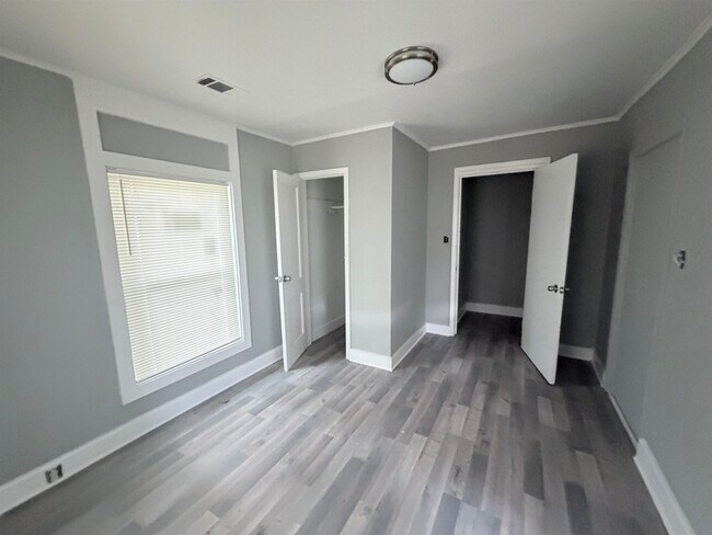 Photo - 1585 Humber St