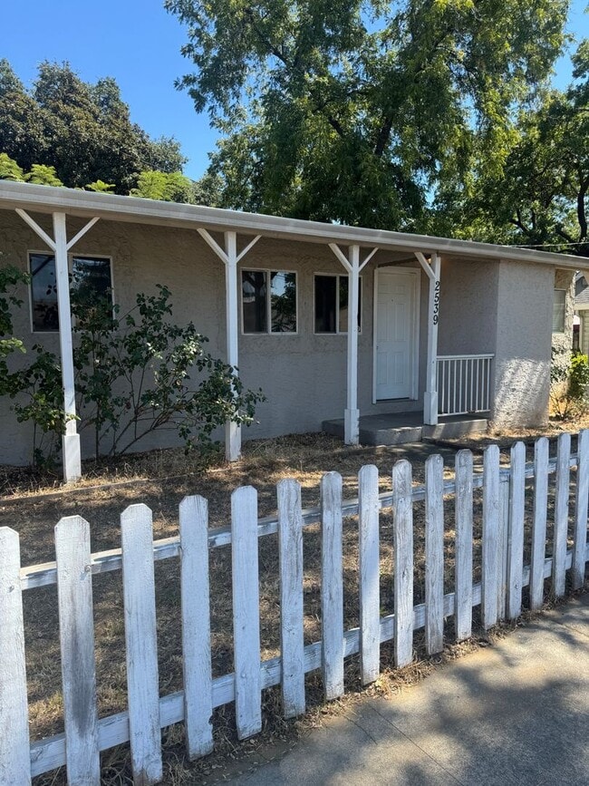 Building Photo - 1 BED/1 BATH IN REDDING Rental