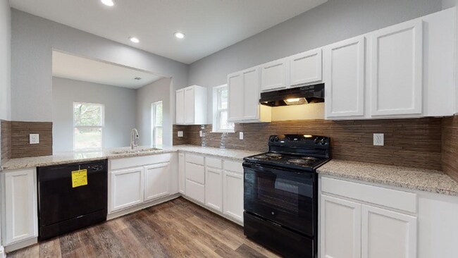 Photo - 114 E Oak St
