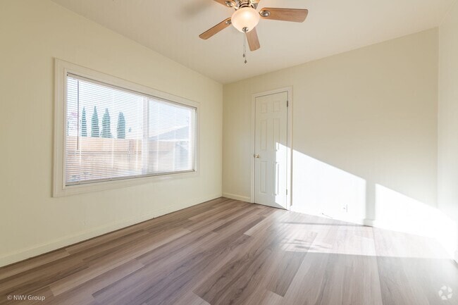 Building Photo - 4825-4829 N Maryland Unit 4829 Rental