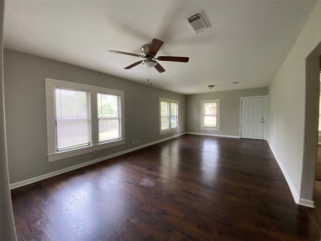 Photo - 205 N Elm St