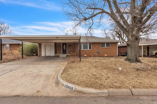 Building Photo - 2008 Maple Dr