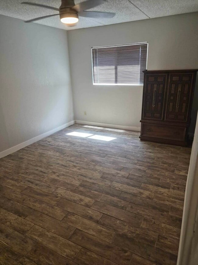 3030 E Clarendon Ave Unit 7