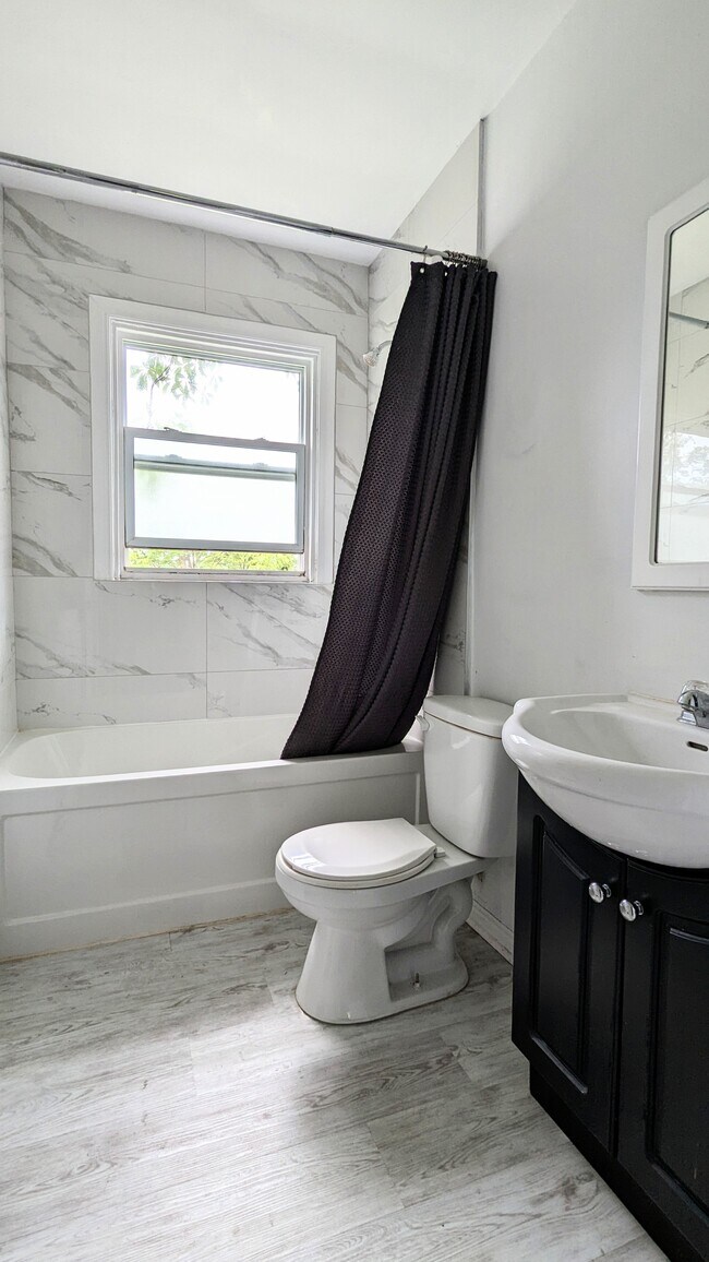 Photo - Upper-Level 2-Bedrooms On Weber St: SO MUCH SUNLIGHT! Unité 10