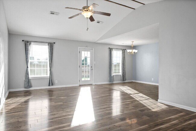 Photo - RANCH with huge, fenced yard on a corner lot!! Minutes to Fort Campbell, I-24, Clarksville, and a...