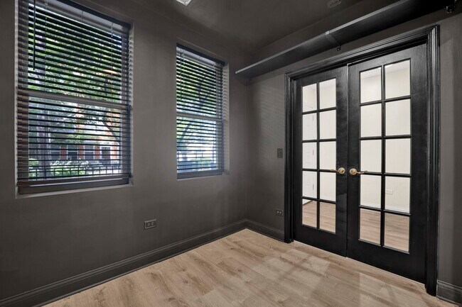Photo - 2503 S Calumet Ave