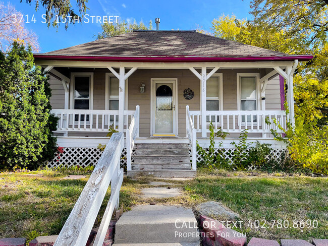 Adorable 2 bedroom house with huge yard! - Adorable 2 bedroom house with huge yard!