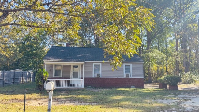 Building Photo - Quite End Home | 3Bedroom 1Bath |