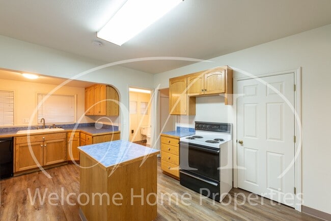 Photo - Cozy 3 Bedroom Home With Newer Flooring & ...