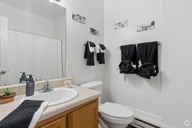 2BR, 2BA - 711SF - Bathroom 2