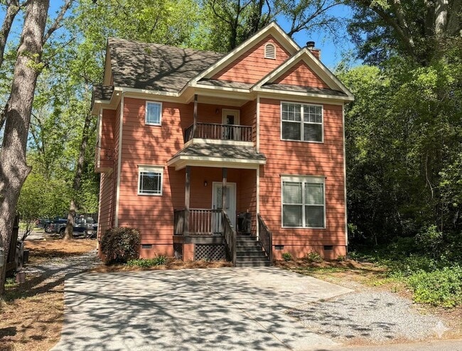 Building Photo - 4 Bedroom Downtown Beauty!