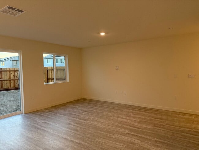 Photo - 4 Bed 2.5 Ba 2 Story 2 Car