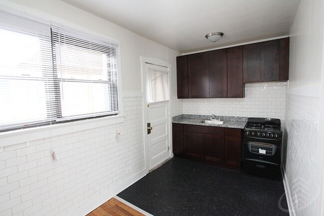 6364-82 N Hermitage