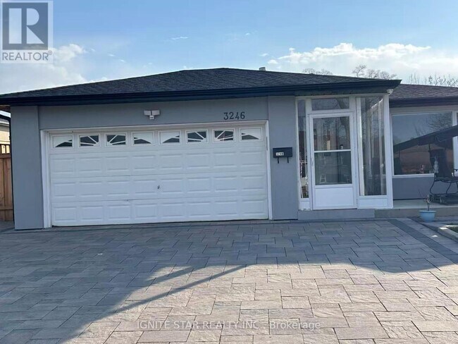 Photo - 3246 Oakglade Crescent