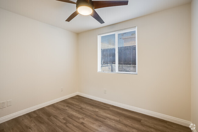 Building Photo - 2439 S Burnside Ave Unit 2439 Rental