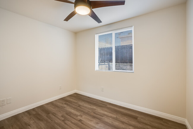 Photo - 2439 S Burnside Ave Apartamentos Unidad 2439