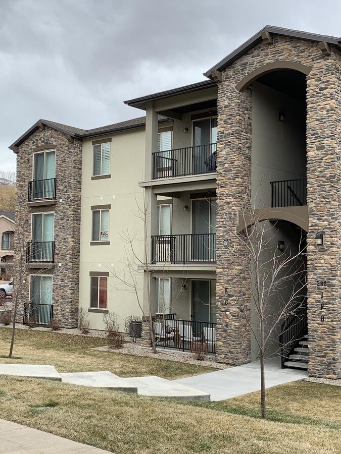 Pineae Gardens - 282 605 N Unit G