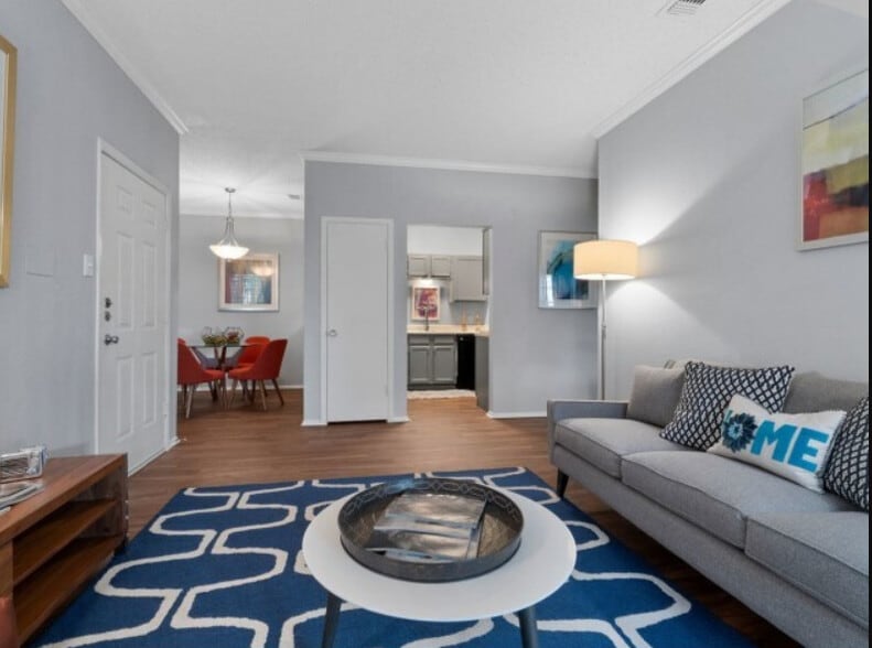 2BR, 1BA - 874SF LVRM