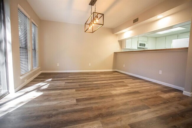 Photo - 2301 Mistletoe Dr