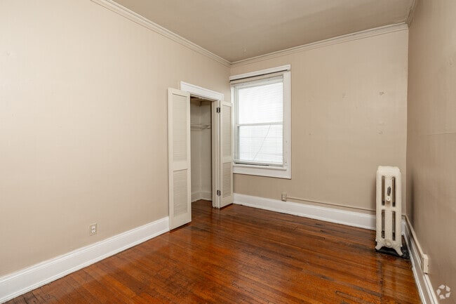 1BR, 1BA - 550-750 SF - Grand Manor - Living Room