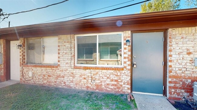 Building Photo - 208 Lynn Dr Unit B