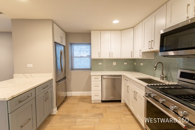 Building Photo - 1924 N Honore St Unit 1G