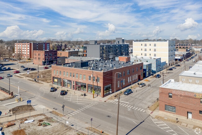 situated in downtown Champaign - The Hickory Apartments