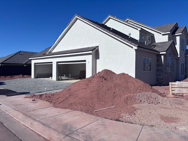 Photo - Beautiful 2 story with 6 bedrooms and swimming pool