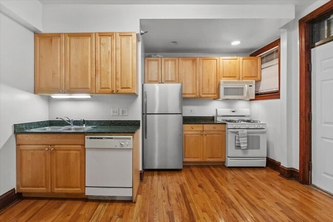 Building Photo - 3706 N Sheffield Ave Unit 1 Rental
