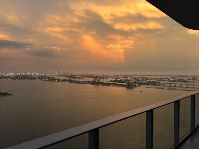 Photo - 700 NE 24th St Unidad 3304