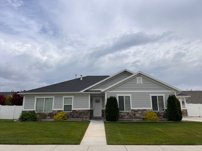 Building Photo - 611 W 650 S Rental