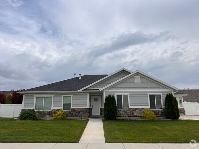 Building Photo - 611 W 650 S Rental