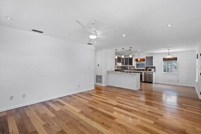 1211 Delano St