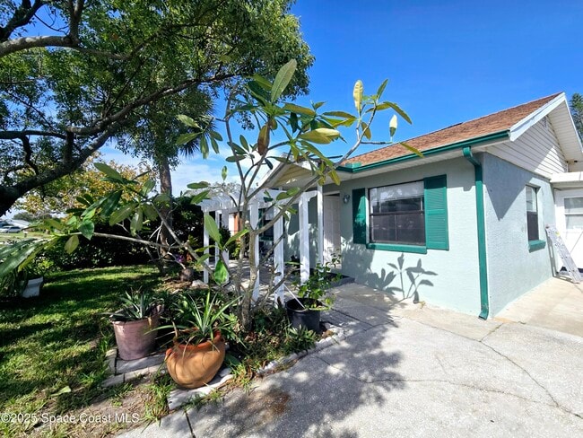 Photo - 484 Poinciana Dr