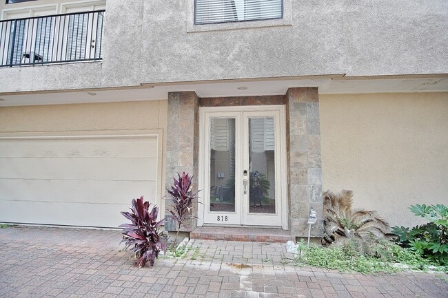 Photo - 818 Lester St