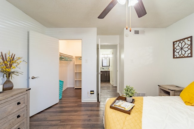 2 BR 1 BA, 81 m2 - Dormitorio - Sedona Apartments