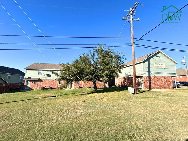 Building Photo - Charming 2 Bed / 1.5 Bath Townhome for Lease in Celina Unit Apt #B2