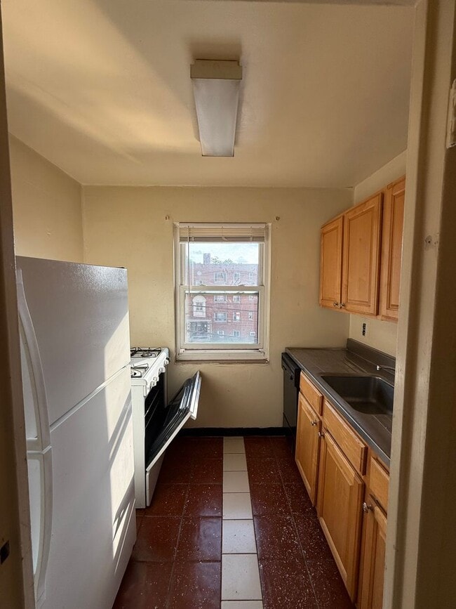 Building Photo - Top Floor 2 Bedroom Apartment  in Shadyside Unit C33