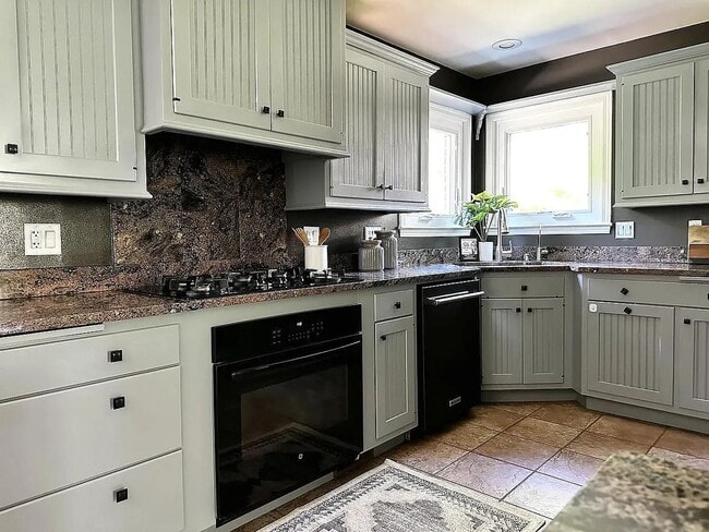 Photo - 340 Crescent Ln