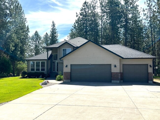 Suncrest Rental with large manicured lawn - Suncrest Rental with large manicured lawn