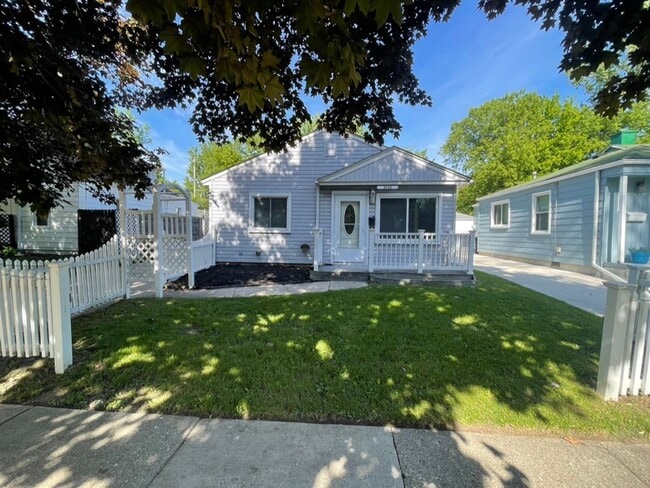 Photo - 2033 Wrenson St